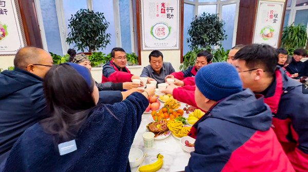 春節(jié)期間，工作人員與游客一起過年，吃年夜飯。_副本