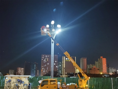 西寧路燈煥新，為城市“補光”為幸�！袄m(xù)航”