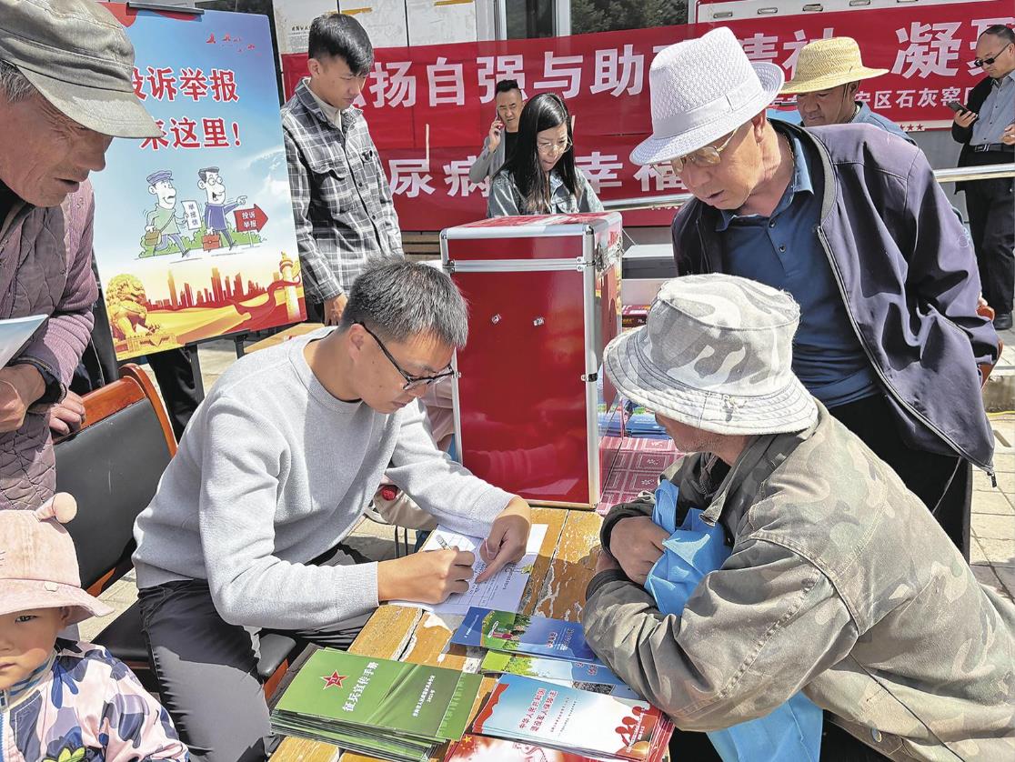 【鍥而不舍落實(shí)中央八項(xiàng)規(guī)定精神】辦公桌“變形記”——海東市平安區(qū)石灰窯回族鄉(xiāng)“流動(dòng)辦公桌”進(jìn)村服務(wù)見(jiàn)聞